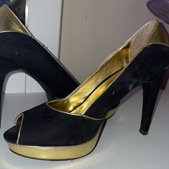 black heels with gold rim open toe - Picture 2 of 5